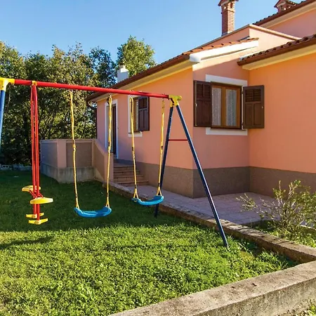 アパート Nice In Labin W/ 2 Bedrooms ラビン